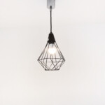 階段照明 レトロで欧風の雰囲気を醸し出すアイアンの手すりとペンダントライト。階段も毎日使う大事なスペースなのでおしゃれに仕上げました。