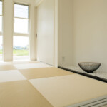 和室 リビング隣設の和室は、玉砂利敷きの床の間と縁なしの白い畳で高級感のある雰囲気に。
