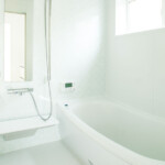 お風呂 お掃除ラクラク機能多数、魔法びん浴槽、エアインシャワーを備えた最新式システムバス、モロッコタイル風アクセントパネルでさわやかさながらエキゾチックな雰囲気。