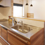 カフェウッド系の木目パネルで大人な雰囲気が漂うキッチン。もちろんオール電化でうれしい食洗機付き。